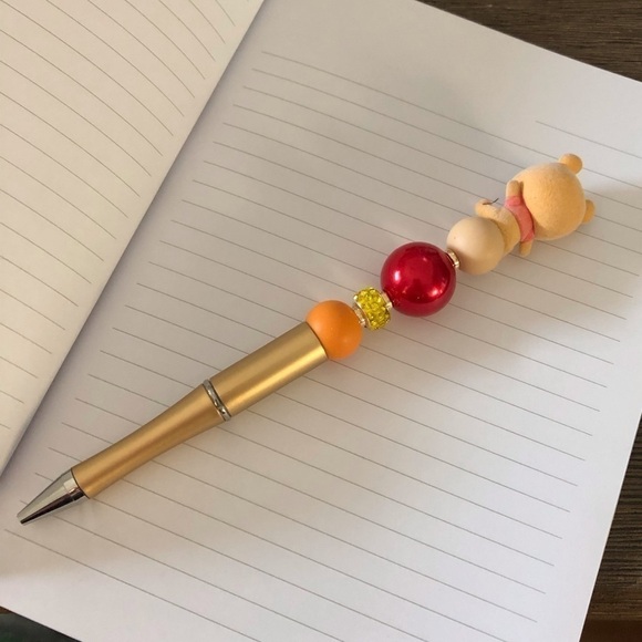 Disney doorables: Winnie the Pooh: handmade beaded pen - Picture 2 of 3